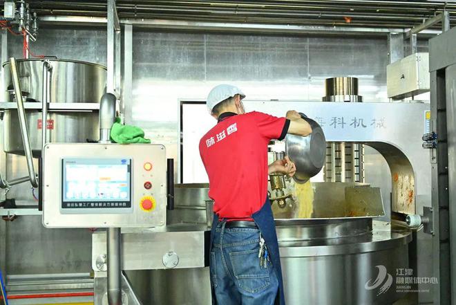 烹百味 匠心熬就“味滋香”麻将胡了2试玩网站一勺底料(图3)