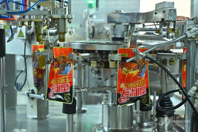 烹百味 匠心熬就“味滋香”麻将胡了2试玩网站一勺底料(图5)