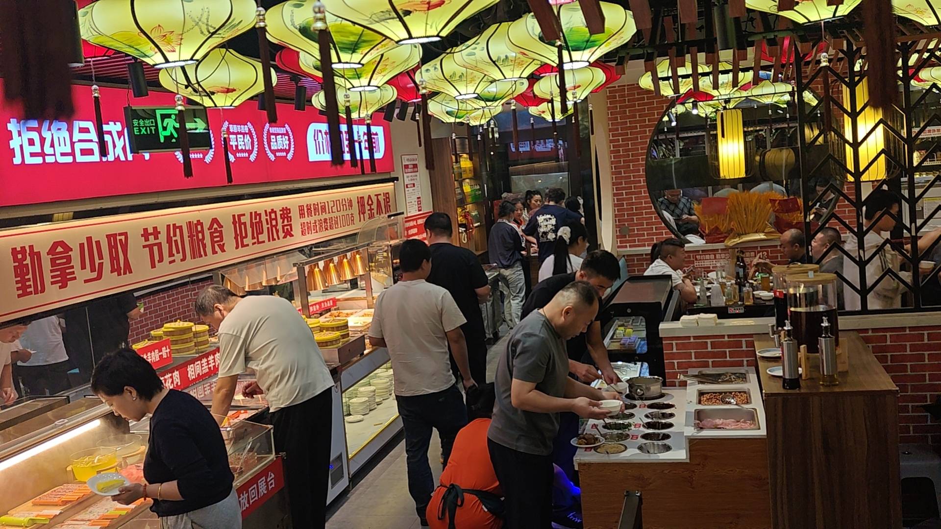 锅！退役军人+渔民老板坐镇85%高虾仁不限量畅吃PG麻将胡了网站入口搜狐探店｜济南宝藏虾滑自助火(图2)